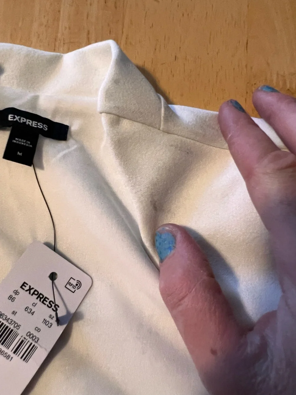 Express White Studio stretch Crepe Sweetheart V-Neck short sleeve Top - Picture 7 of 9